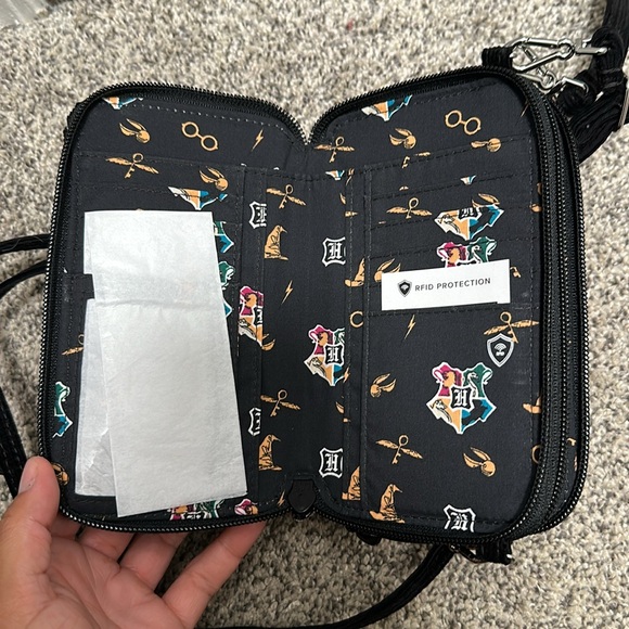 Vera Bradley Hogwarts Black All in One Crossbody RFID Limited Edition - Picture 6 of 7
